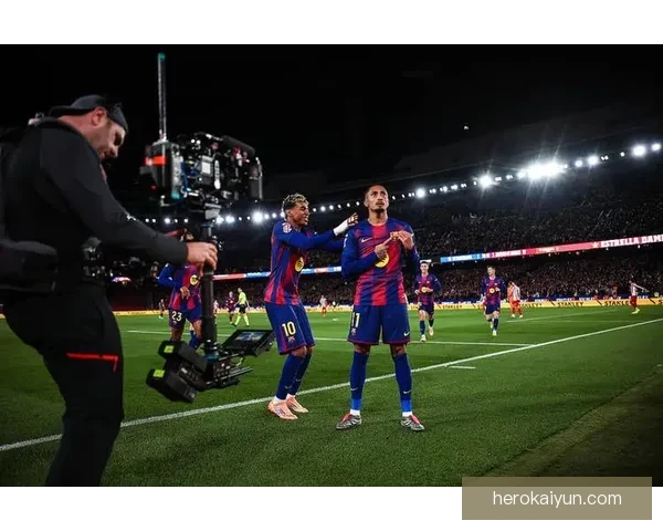 拉菲尼亚在对阵奥斯苏纳的比赛中梅开二度,状态回暖值得关注 拉菲尼亚在对阵奥斯苏纳的比赛中梅开二度,状态回暖值得关注